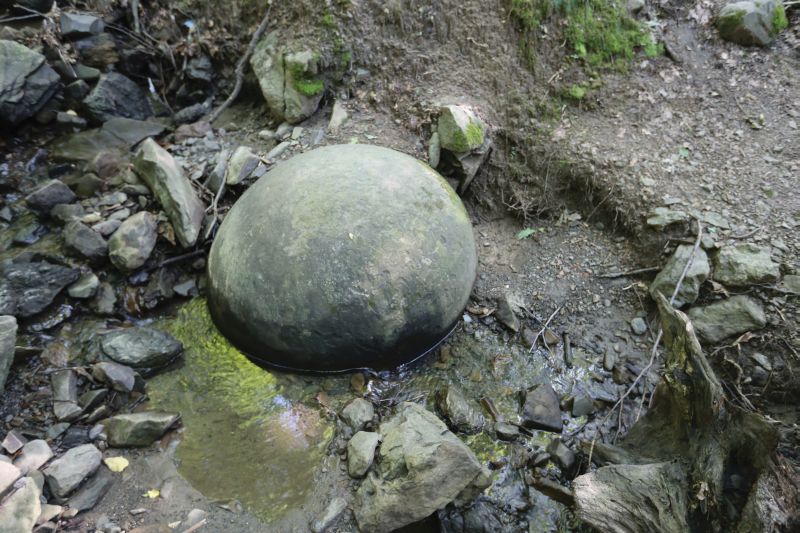 01_stone_balls.JPG - 135,58 kB